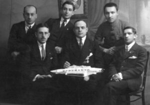 Gruppenfoto der Vorstandsmitglieder des Vereins mit ihrem Gast Leon Agourtine aus Frankreich. Rückseitig genannt: J. Sapiro, F. Kurjanski, S. Liberman, S. Kaplan, R. Platzek
